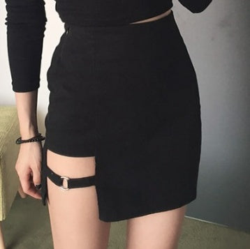 Falda de mujer negra con muslo acentuado y borde irregular 