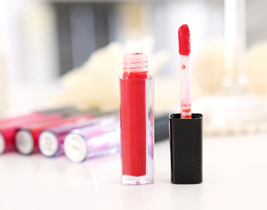 Flüssiger farbiger Lipgloss