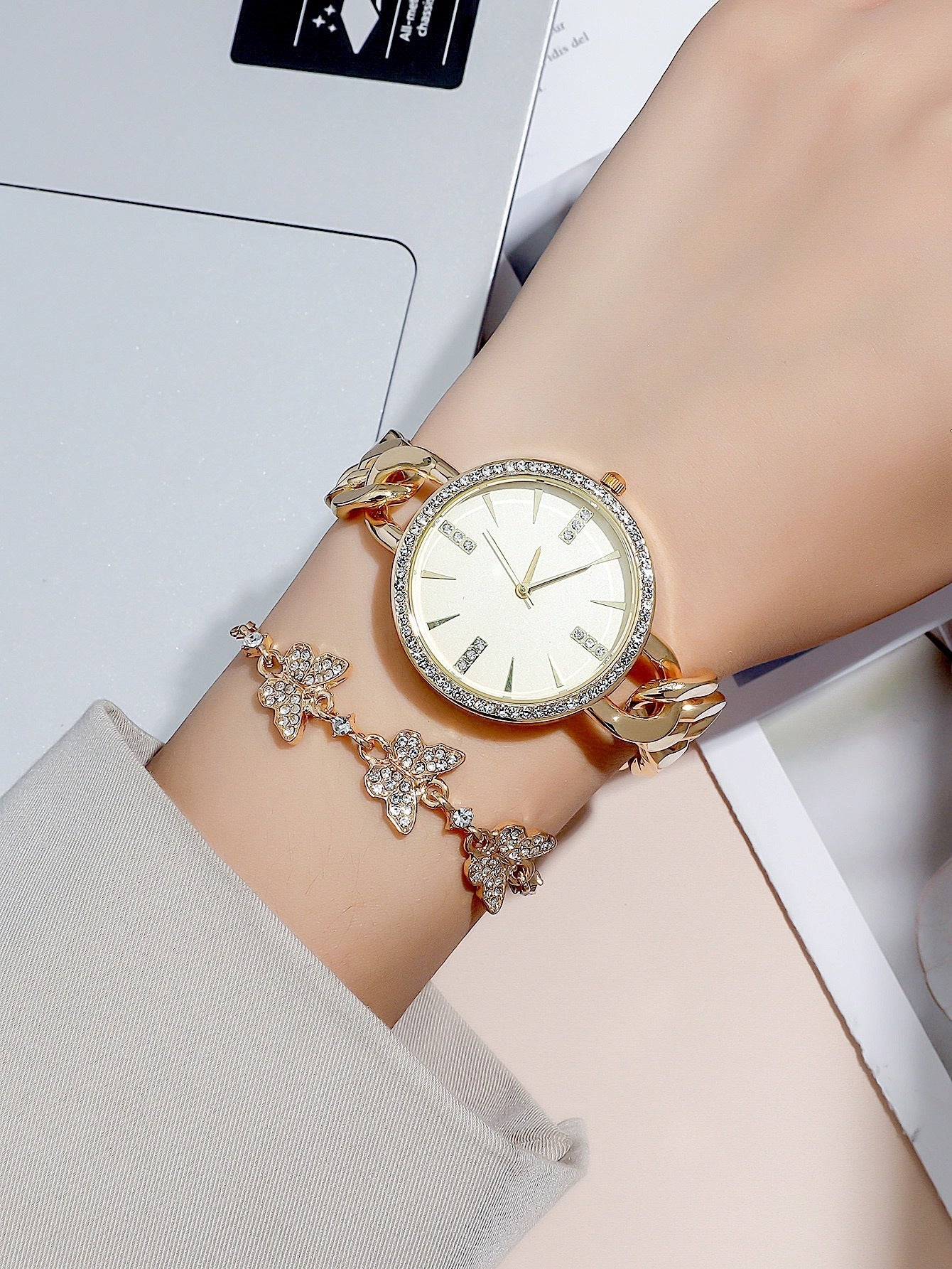 Women's Watch With Rhinestones And Chain Strap